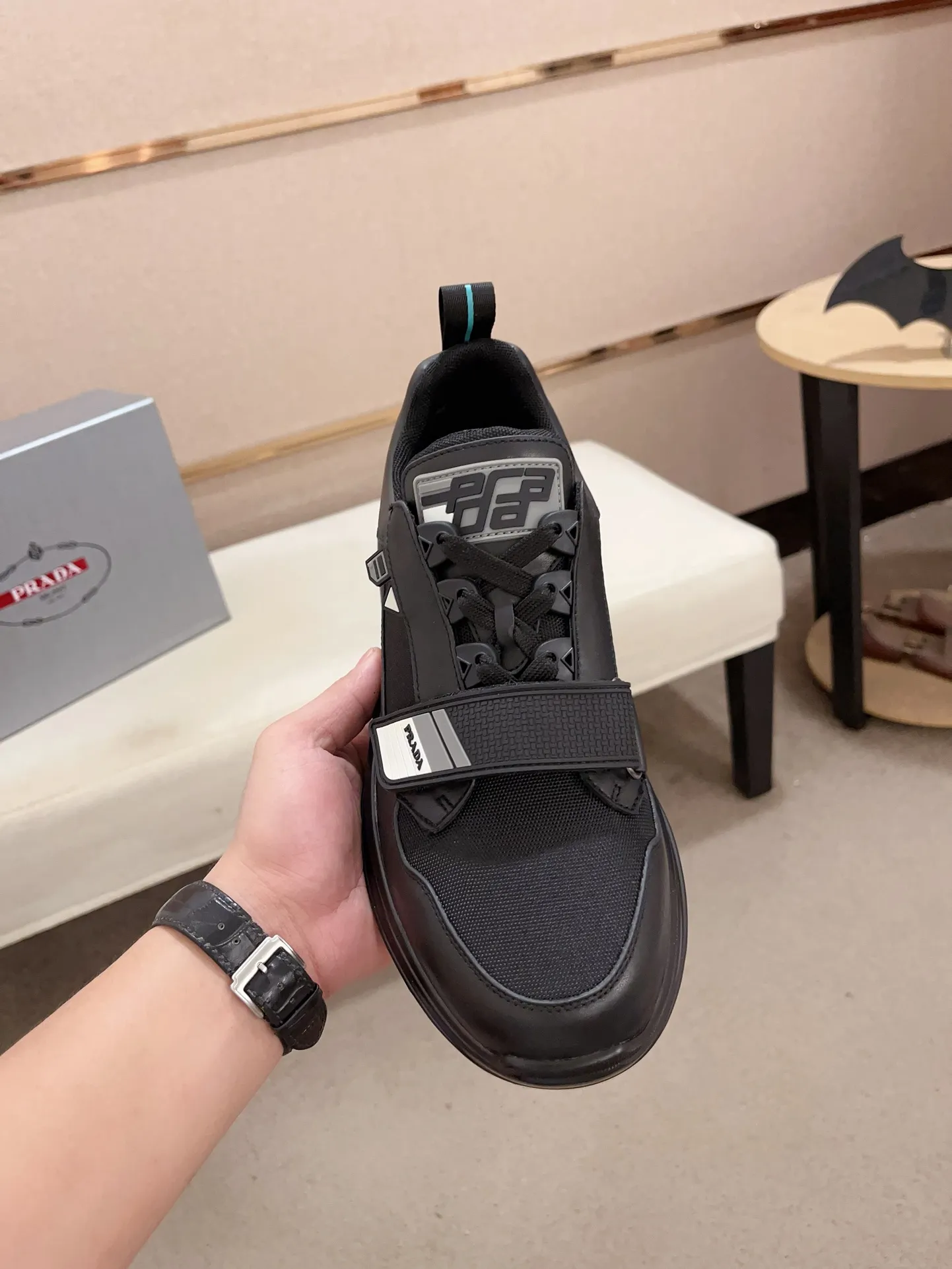 Factory price 620💰 ✔️✔️✔️Higher version High-quality new PRADA (Prada) counters are launched simultaneously. New men's shoes and 😘fabric are made of high-tech glue-spraying technology. Lining: Full cowhide lining. 👍🏿 High-end ☄️ air-cushion molded anti-slip rubber outsole, exquisite lines, simple and elegant, comfortable and high-end for leisure travel. Code number: 38 to 44 (45 is custom-made and cannot be returned or exchanged)
